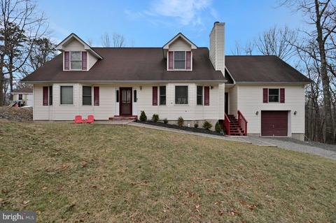 1100 Maple Lake Dr, Bushkill, PA 18324