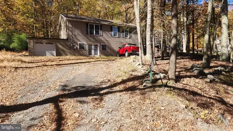 1093 Maple Lake Dr, Bushkill, PA 18324
