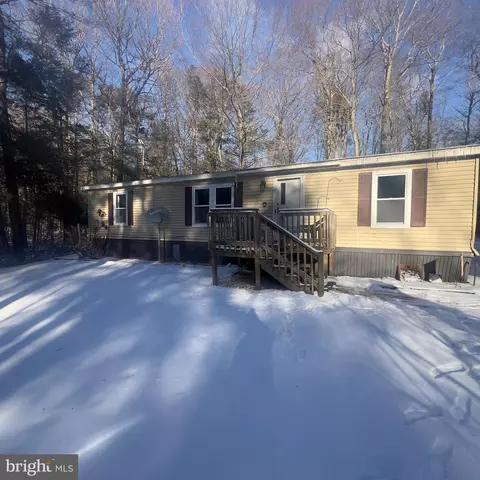 135 Sand Spring Dr, Greentown, PA 18426