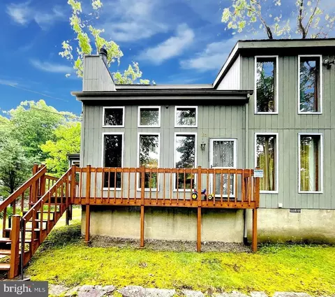 183 Radcliff Rd, Bushkill, PA 18324