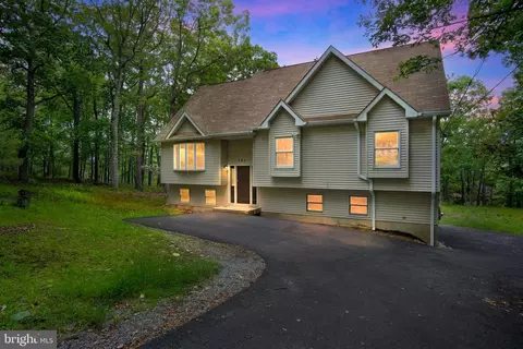 121 Almond Ct, Milford, PA 18337