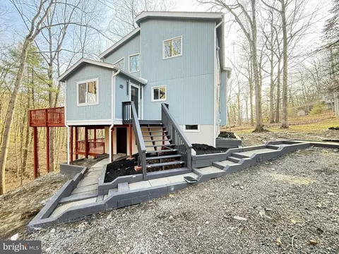 235 Stafford Dr, Bushkill, PA 18324