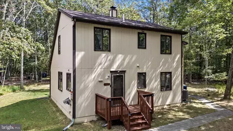 134 Oakenshield Dr, Tamiment, PA 18371