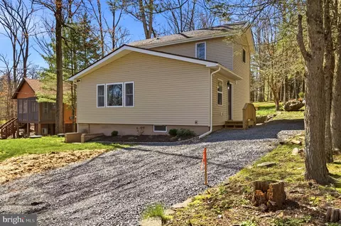 410 Sunset Forest Dr, Hawley, PA 18428