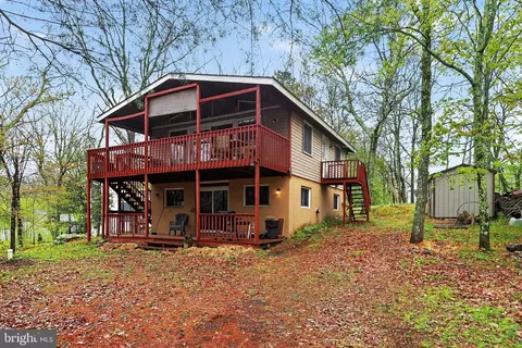 111 Horseshoe Ln, Lords Valley, PA 18428