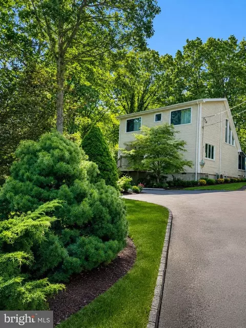 100 Rimrock Ln, Hawley, PA 18428