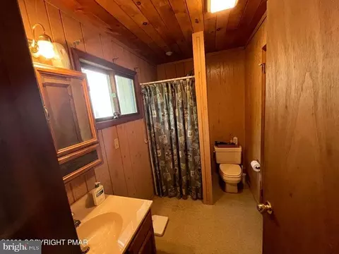 Bath - 5970 Decker Rd, Bushkill, PA 18324 photo 2 of 2