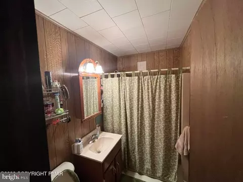Bath - 5970 Decker Rd, Bushkill, PA 18324 photo 1 of 2