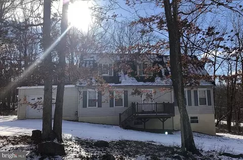 98 Surrey Ln, Lords Valley, PA 18428