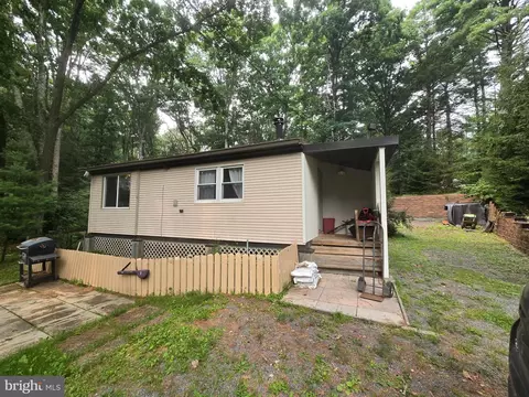 100 Grace Rd, Shohola, PA 18458