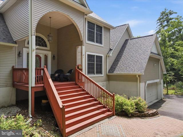 111 Mill Ridge Dr, Milford, PA 18337