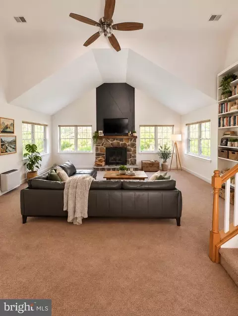 Living - 6043 Decker Rd, Bushkill, PA 18324 photo 2 of 6