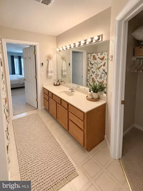 Bath - 6043 Decker Rd, Bushkill, PA 18324 photo 2 of 4