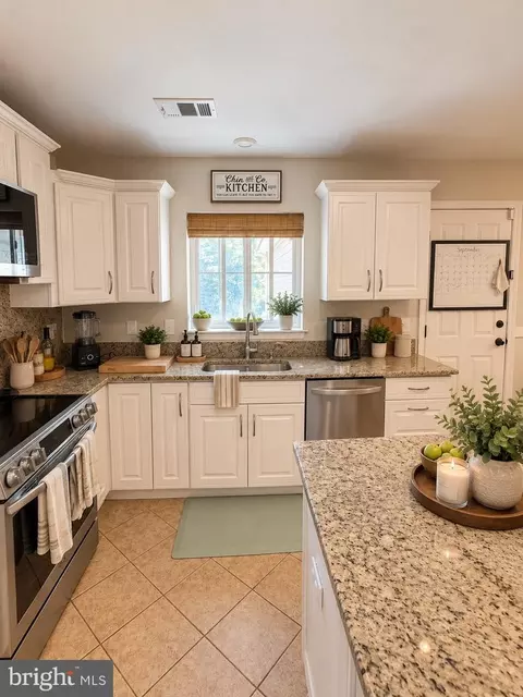 Kitchen - 6043 Decker Rd, Bushkill, PA 18324 photo 2 of 5