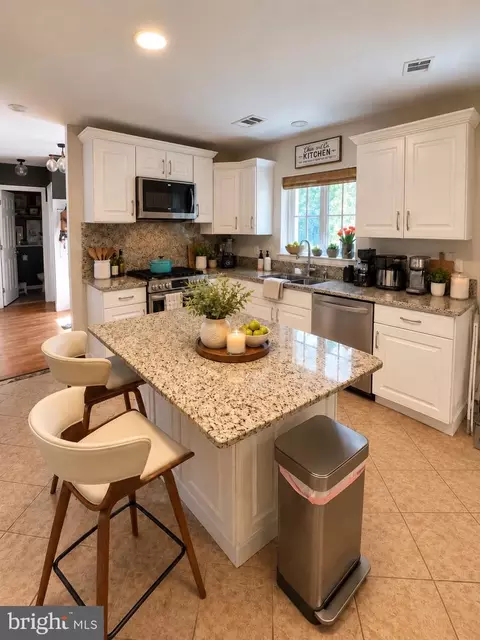 Kitchen - 6043 Decker Rd, Bushkill, PA 18324 photo 4 of 5