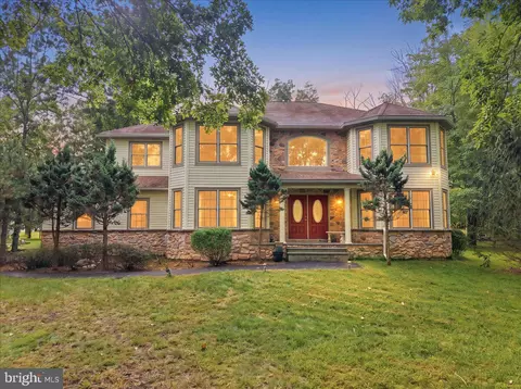 107 Gollum Ln, Bushkill, PA 18371