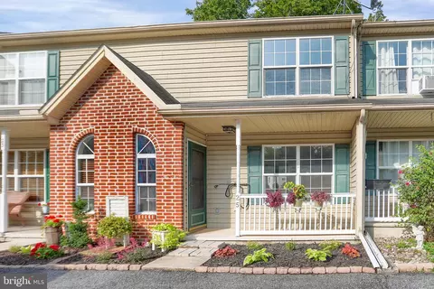 25 Petersburg Ln, Duncannon, PA 17020
