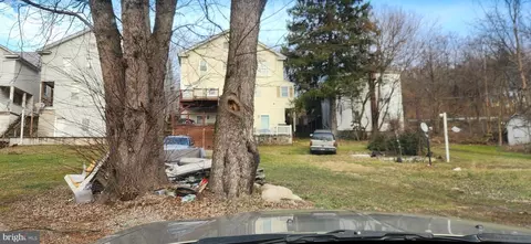 33 S Market St, Millerstown, PA 17062