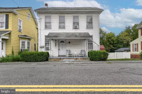 13 N Market St, Millerstown, PA 17062