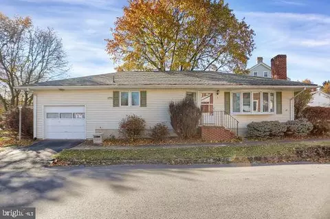 2 S Apple St, New Bloomfield, PA 17068
