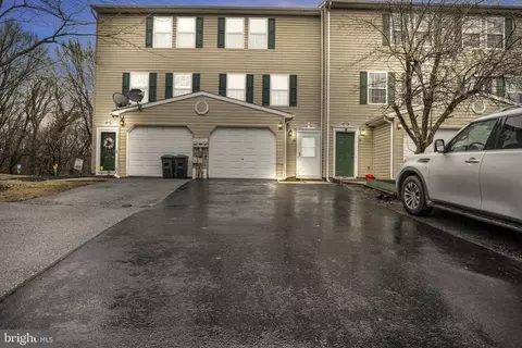 28 Petersburg Ln, Duncannon, PA 17020