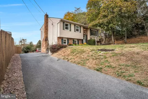 23 Roseglen Rd, Duncannon, PA 17020