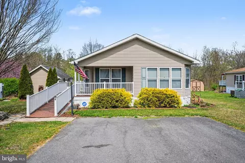 6 Meadowview Dr, New Bloomfield, PA 17068