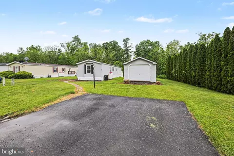 24 Meadowview Dr, New Bloomfield, PA 17068