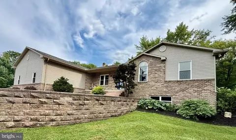 2 Trout Ln, Marysville, PA 17053