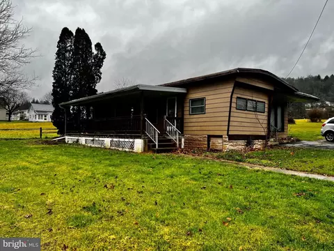 408 Oak Grove Rd, Pine Grove, PA 17963