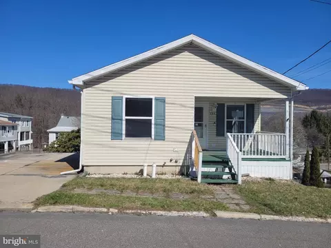 141 W Ruddle St, Coaldale, PA 18218
