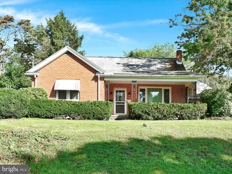 2 Blossom Ln, Schuylkill Haven, PA 17972
