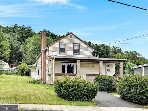 226 E Main St, Tremont, PA 17981