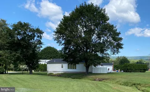 14 1st St, New Ringgold, PA 17960