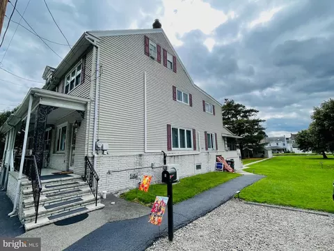 9 Pine St, New Philadelphia, PA 17959