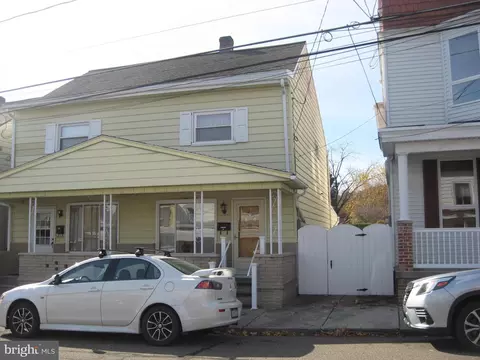 136 N Mill St, Saint Clair, PA 17970
