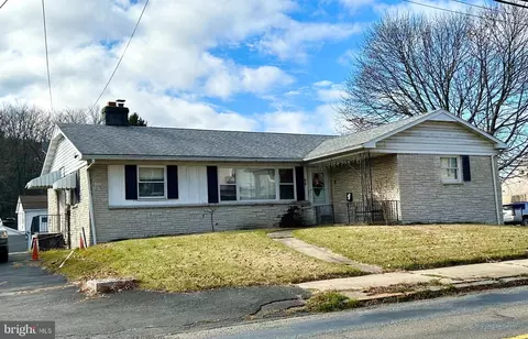 69 N Tulpehocken St, Pine Grove, PA 17963