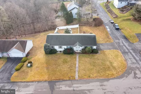 512 Parkmeadow Dr, Pottsville, PA 17901