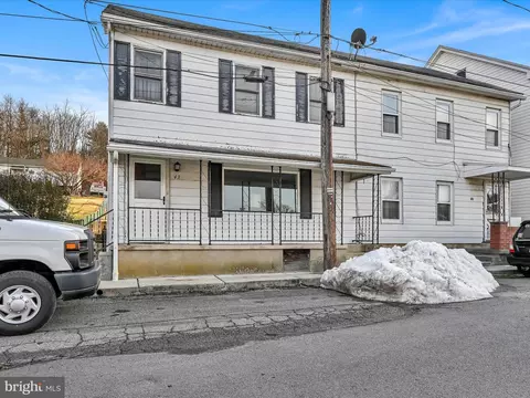 45 Walnut St, Middleport, PA 17953