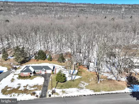 825 E Colliery Ave, Tower City, PA 17980