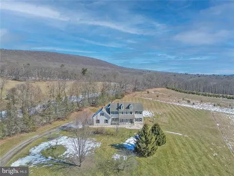 1096 High Dr, Tamaqua, PA 18252