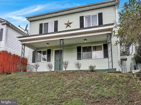 1220 Laurel Blvd, Pottsville, PA 17901