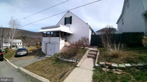 211 7th St, Coaldale, PA 18218