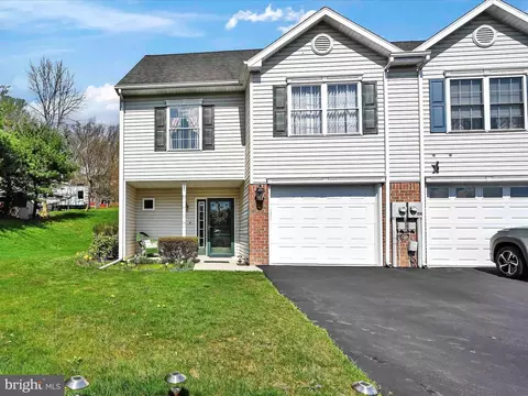 201 Pine Crest Village Dr, Pine Grove, PA 17963