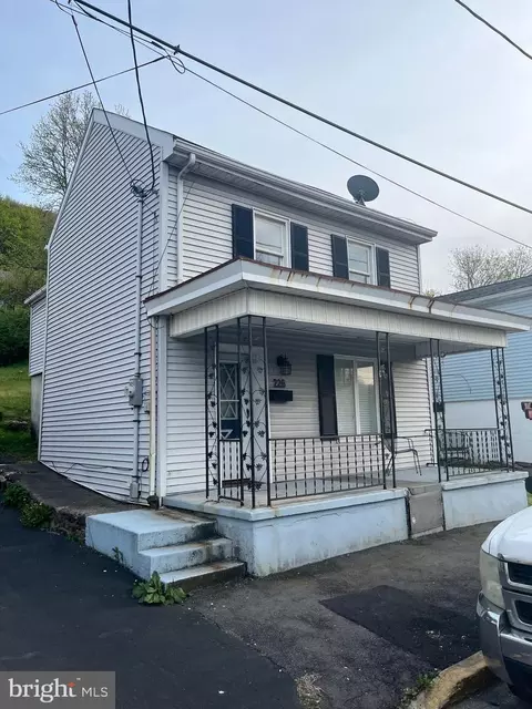 226 W Bacon St, Pottsville, PA 17901