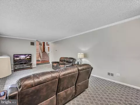 Living - 2 Walnut Ln, Marlin, PA 17951 photo 3 of 4
