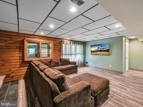 Living - 2 Walnut Ln, Marlin, PA 17951 photo 4 of 4