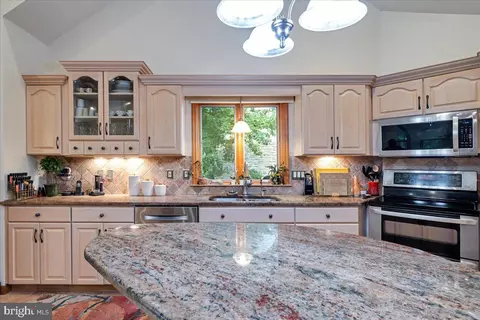 102 Summit Rd, Hazleton, PA 18202 photo 4