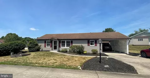 580 Honeysuckle Ct, Pine Grove, PA 17963