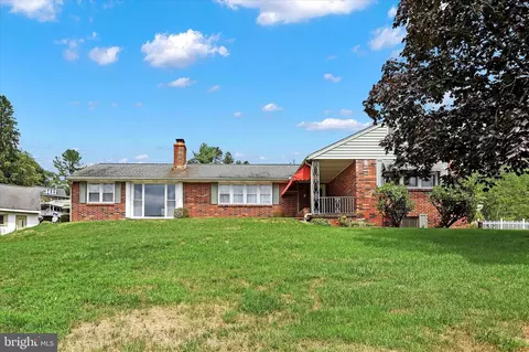 9 Harbor Lights Ln, Pine Grove, PA 17963